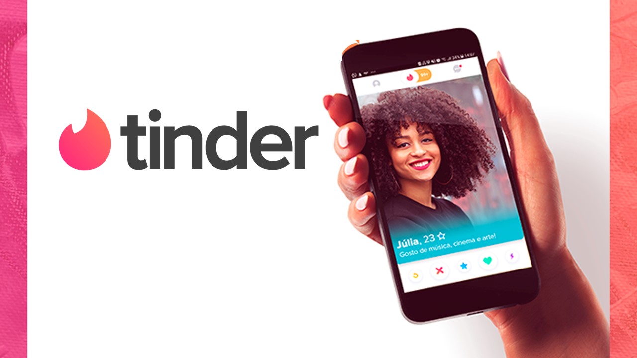 Mão segurando celular com app Tinder na tela